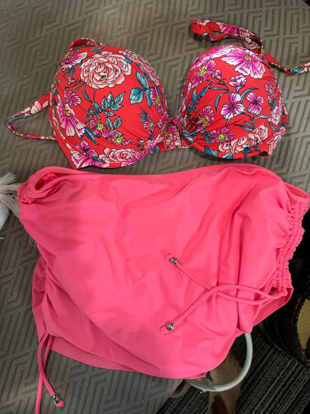 NWOT Gorgeous Coral Floral Women’s 2 piece swimsuit sz 12-14 / 38D